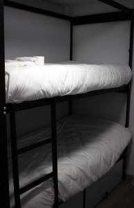 ein paar Etagenbetten in einem Zimmer in der Unterkunft Be Happy Hostel in Nerja