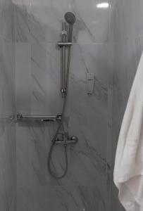 um chuveiro numa casa de banho com uma porta de vidro em Be Happy Hostel em Nerja