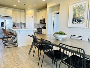 eine Küche mit einem großen Holztisch und Stühlen in der Unterkunft Desert Chateau townhouse in Washington + 38 Fotos