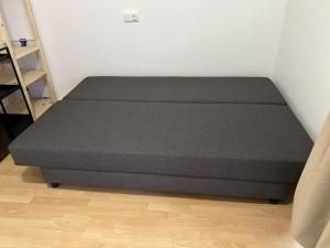 una cama sentada en una habitación junto a una pared en Loft con vistas al Mar en Costa Brava, en Santa Cristina d'Aro 5 fotos más