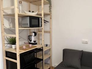 Habitación con estantería con microondas y microondas en Loft con vistas al Mar en Costa Brava, en Santa Cristina d'Aro