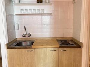 una cocina con fregadero y estufa en Loft con vistas al Mar en Costa Brava, en Santa Cristina d'Aro