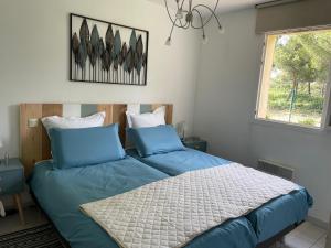 Ένα ή περισσότερα κρεβάτια σε δωμάτιο στο 2 Pièces 45m2, Calme, Confort, Mer à 200m, Jardin, Terrasse, Piscine +43 φωτογραφίες