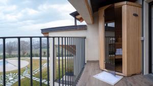 a house with a balcony with a view of a yard at Il Viaggio Impresa Sociale in Bicchignano