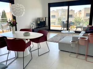 Część wypoczynkowa w obiekcie Elegante apartamento en Jardines de Montesolana
