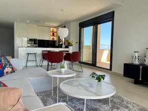 salon z kanapą i stołem w obiekcie Elegante apartamento en Jardines de Montesolana w mieście Los Dolses