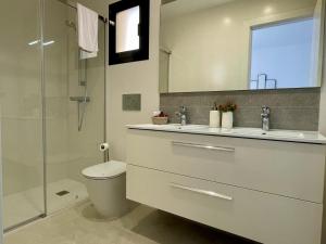 łazienka z toaletą, umywalką i prysznicem w obiekcie Elegante apartamento en Jardines de Montesolana w mieście Los Dolses +23 zdjęcia
