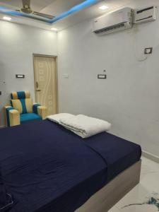 Un pat sau paturi într-o cameră la Amaravathi farm stay