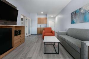 ein Wohnzimmer mit einem Sofa und einem Tisch in der Unterkunft La Quinta Inn & Suites by Wyndham Ft Worth-Burleson in Burleson