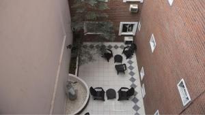 an overhead view of a patio with tables and chairs at Aires Express in Buenos Aires