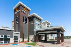 una representación de la parte delantera de un edificio hospitalario en La Quinta Inn & Suites by Wyndham Ft Worth-Burleson, en Burleson