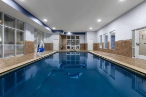 ein Pool mit blauem Wasser in einem Gebäude in der Unterkunft La Quinta Inn & Suites by Wyndham Ft Worth-Burleson in Burleson