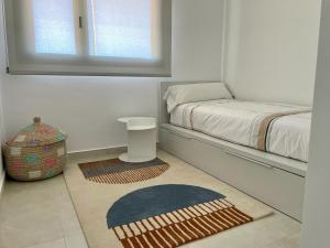 Łóżko lub łóżka w pokoju w obiekcie Elegante apartamento en Jardines de Montesolana