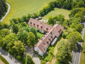 an overhead view of a house with a roof at Jugendherberge Falkenberg in Falkenberg