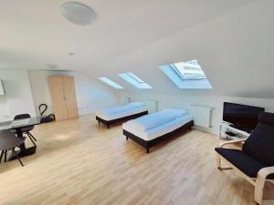 海爾布隆的住宿－Apartments EFDE GmbH，客厅配有两张床和一台平面电视