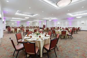 a large banquet room with tables and chairs at La Quinta by Wyndham San Antonio Medical Ctr. NW in San Antonio