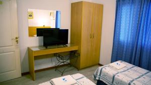 1 dormitorio con TV y escritorio con cama en Aires Express en Buenos Aires