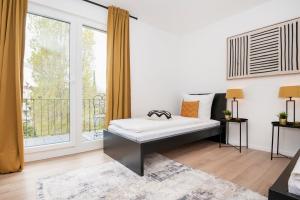 a room with a bed and a large window at Kurzzeitglück 24h Self Check-In KR02 in Krefeld