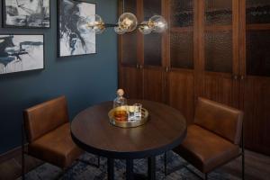 uma sala de jantar com uma mesa e duas cadeiras em Thompson San Antonio - Riverwalk, by Hyatt em San Antonio