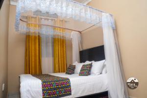 1 dormitorio con 1 cama con dosel en Mara Home Away in Lira, Uganda, en Lira