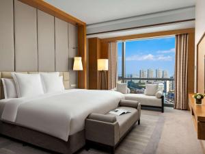 海宁铂尔曼酒店客房内的一张或多张床位