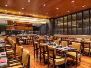 海宁铂尔曼酒店餐厅或其他用餐的地方