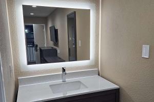 大斯普林的住宿－Super 8 by Wyndham Big Spring，一间带水槽和大镜子的浴室