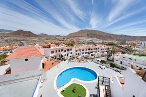 アロナにあるApto La colina Los Cristianosの屋根から市街の景色を望む