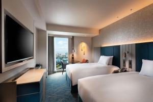 Postel nebo postele na pokoji v ubytování DoubleTree by Hilton Osaka Castle
