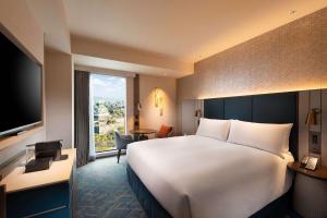 Postel nebo postele na pokoji v ubytování DoubleTree by Hilton Osaka Castle