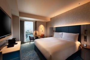 Postel nebo postele na pokoji v ubytování DoubleTree by Hilton Osaka Castle