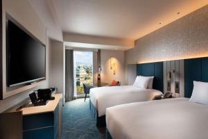 Postel nebo postele na pokoji v ubytování DoubleTree by Hilton Osaka Castle