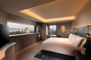 Postel nebo postele na pokoji v ubytování DoubleTree by Hilton Osaka Castle