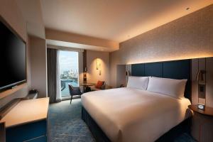 Postel nebo postele na pokoji v ubytování DoubleTree by Hilton Osaka Castle
