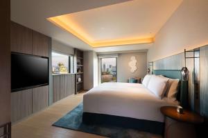 Postel nebo postele na pokoji v ubytování DoubleTree by Hilton Osaka Castle