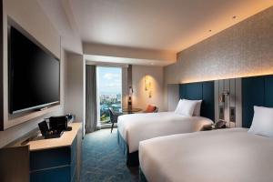Postel nebo postele na pokoji v ubytování DoubleTree by Hilton Osaka Castle