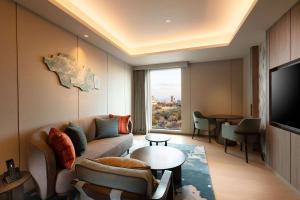 TV a/nebo společenská místnost v ubytování DoubleTree by Hilton Osaka Castle
