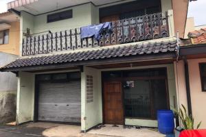 a balcony on top of a house with a garage at OYO 93846 Gerlong Homestay in Bandung