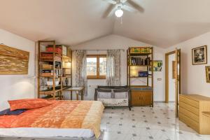 a bedroom with a bed and a ceiling fan at Schickes Haus am Montgrí in Torroella de Montgrí