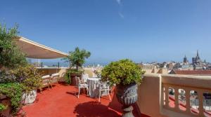 d'une terrasse avec une table et des chaises sur un balcon. dans l'établissement Sunny Penthouse With Sea View, à Barcelone