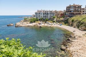 a view of a beach with buildings and the ocean at Apartament Greta in L'Escala