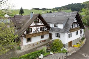 an overhead view of a house with a roof at Ferienwohnung Obsthof Fieß in Oberkirch