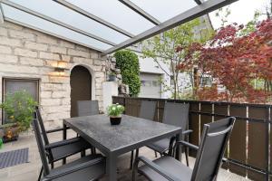 a patio with a table and chairs on a fence at Ferienwohnung Obsthof Fieß in Oberkirch