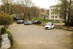 eine Gruppe von Autos, die auf einem Parkplatz geparkt sind in der Unterkunft Hotel Zur Sonne in Waren (Müritz)