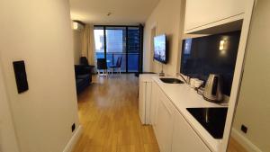 une cuisine avec un comptoir et un salon dans l'établissement Double room sea view, à Angisa