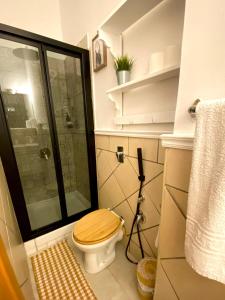 パレルモにあるAlvorada B&Bのバスルーム(ガラス張りのシャワー付きトイレ付)