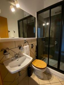 パレルモにあるAlvorada Roomsのバスルーム(トイレ、洗面台、シャワー付)