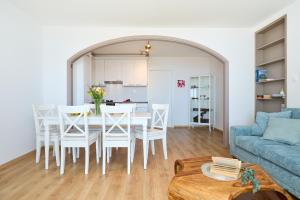 sala de estar con mesa y sofá azul en Hedera A9, en Dubrovnik