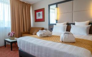 Cama ou camas em um quarto em Nash Suites Airport Hotel