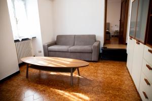a living room with a couch and a coffee table at Posa in Santa Margherita Ligure